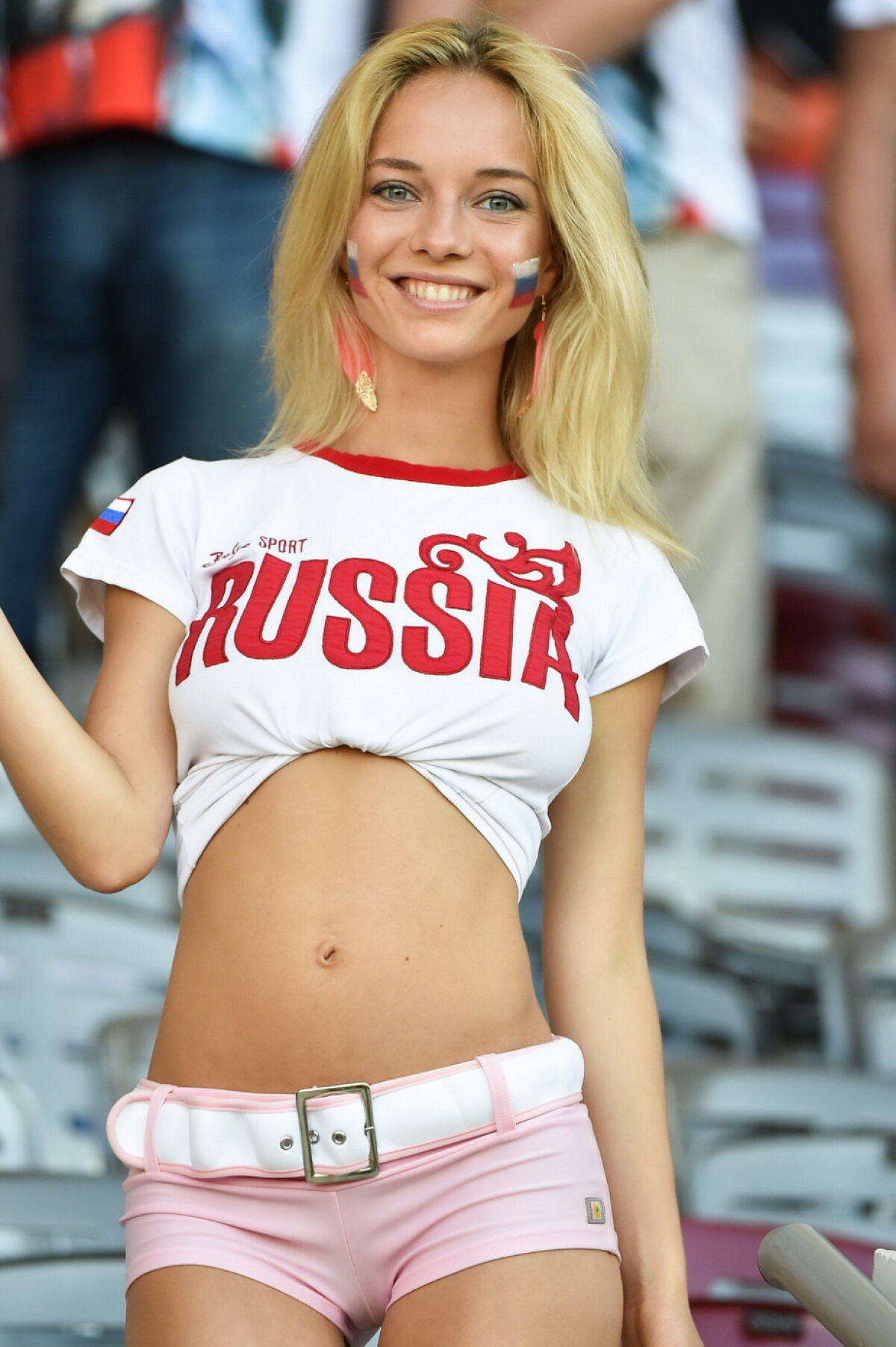 FOTO » Ea este blondina care a făcut senzaţie în galeria Rusiei!