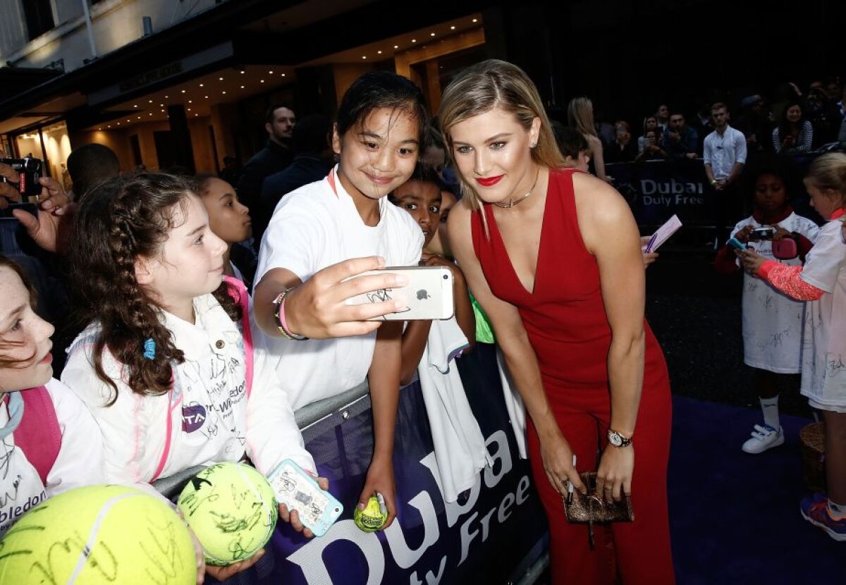 GALERIE FOTO Apariţii şoc la petrecerea de la Wimbledon! Sorana Cîrstea şi alte două jucătoare au uimit lumea » Cum s-a îmbrăcat Halep