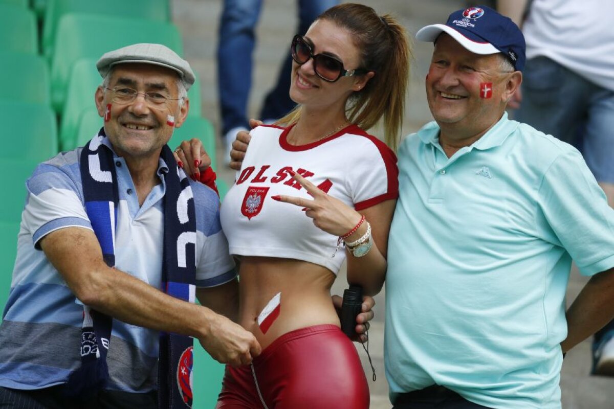 FOTO O poloneză sexy a făcut senzație cu pantalonii ei supermulați la meciul cu Elveția » Toți au vrut să își facă poze cu ea