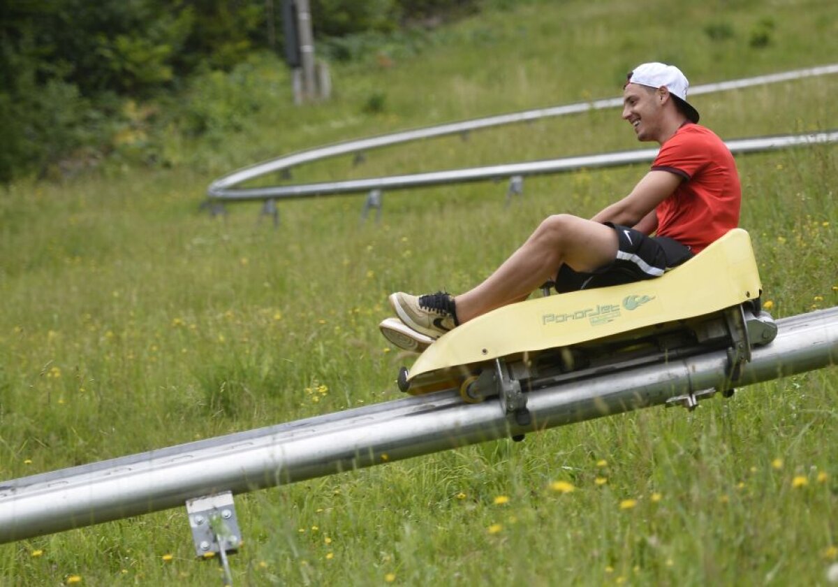 VIDEO+FOTO Furioşii » ”Câinii” au găsit ieri la prânz adrenalina şi relaxarea pe pârtia de lângă hotelul lor, una de etapă mondială, iarna, la ski
