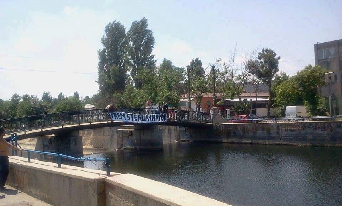 GALERIE FOTO Protest al fanilor Stelei » Suporterii roș-albaștrilor au împânzit Bucureștiul cu mesaje 