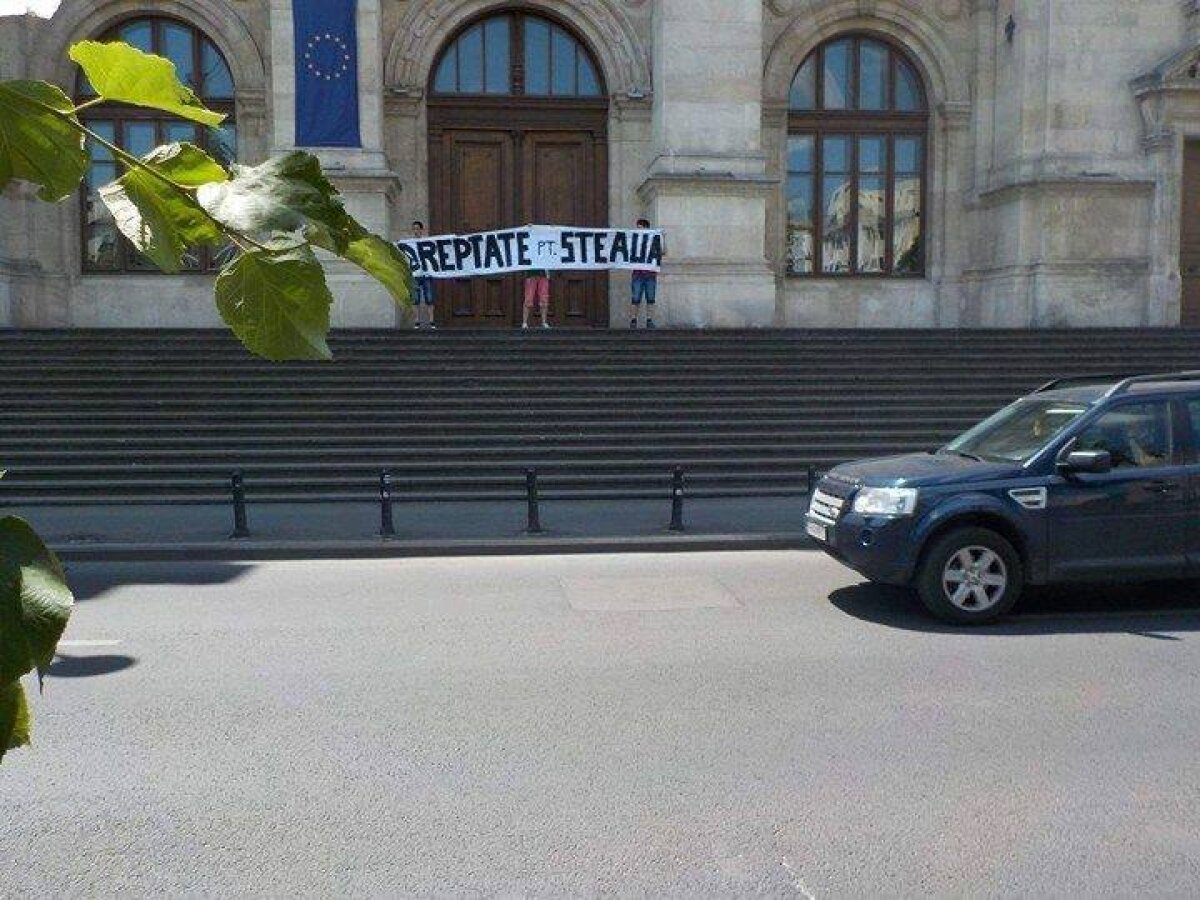 GALERIE FOTO Protest al fanilor Stelei » Suporterii roș-albaștrilor au împânzit Bucureștiul cu mesaje 