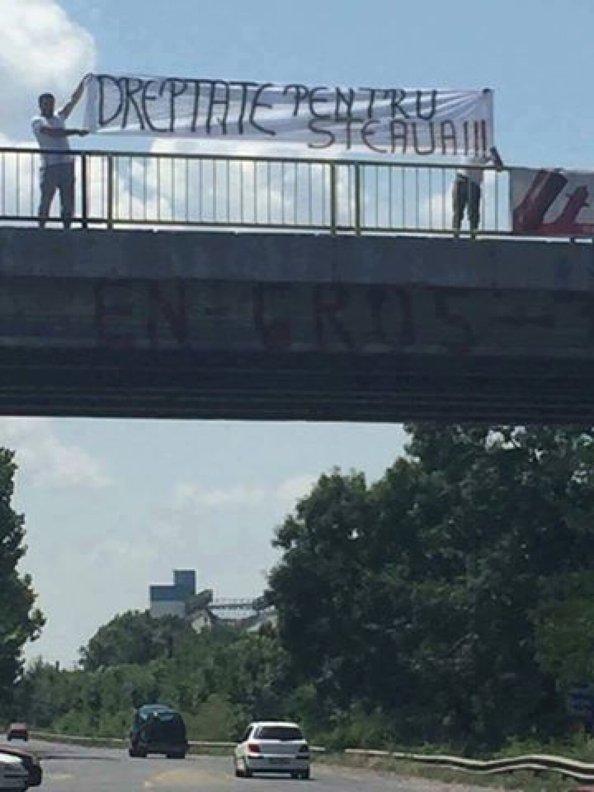 GALERIE FOTO Protest al fanilor Stelei » Suporterii roș-albaștrilor au împânzit Bucureștiul cu mesaje 