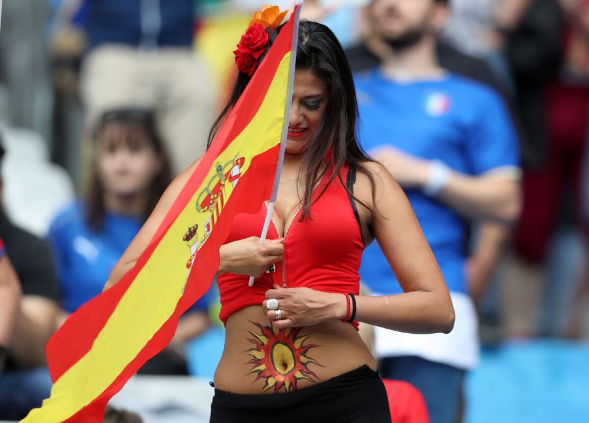 GALERIE FOTO Războiul fetelor frumoase la Italia - Spania » O fană iberică prinsă într-o ipostază WOW