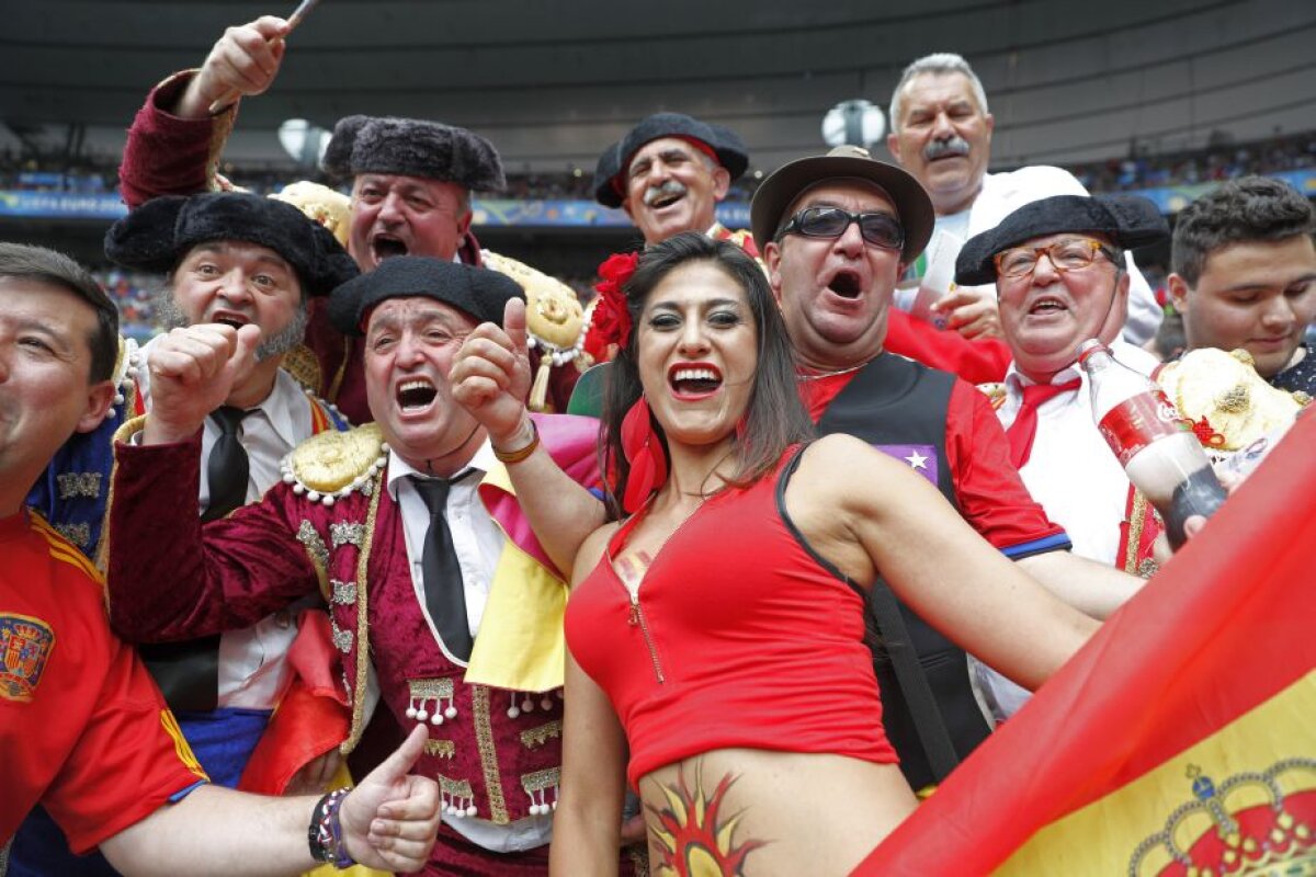 GALERIE FOTO Războiul fetelor frumoase la Italia - Spania » O fană iberică prinsă într-o ipostază WOW