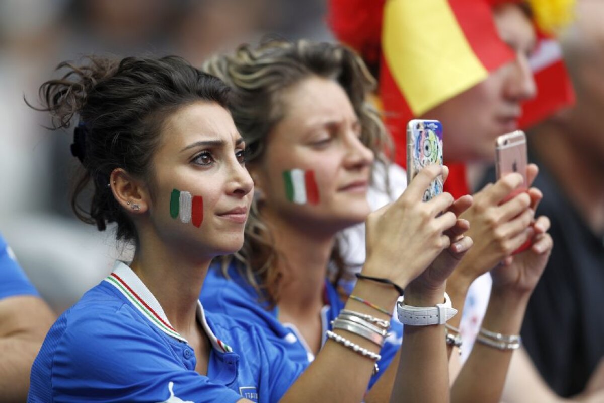GALERIE FOTO Războiul fetelor frumoase la Italia - Spania » O fană iberică prinsă într-o ipostază WOW