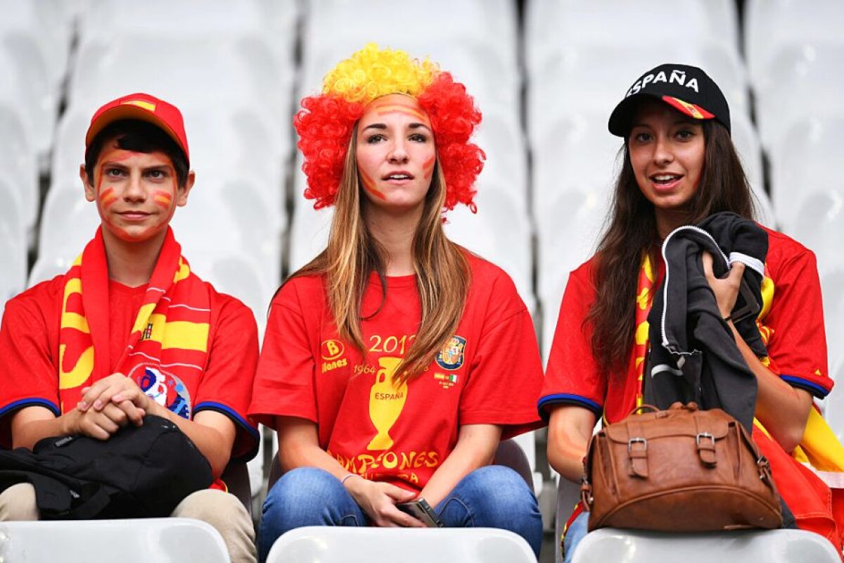 GALERIE FOTO Războiul fetelor frumoase la Italia - Spania » O fană iberică prinsă într-o ipostază WOW