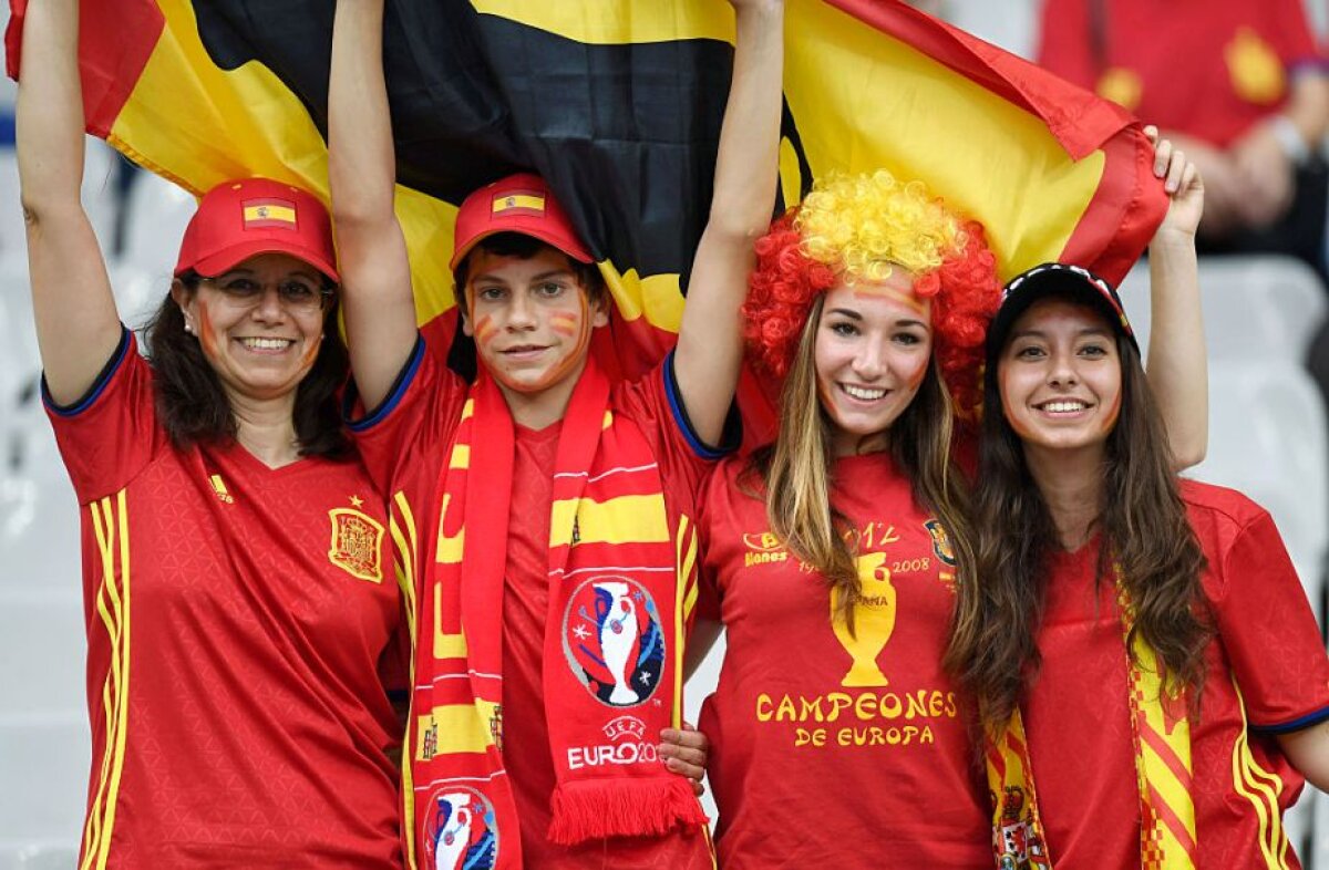 GALERIE FOTO Războiul fetelor frumoase la Italia - Spania » O fană iberică prinsă într-o ipostază WOW