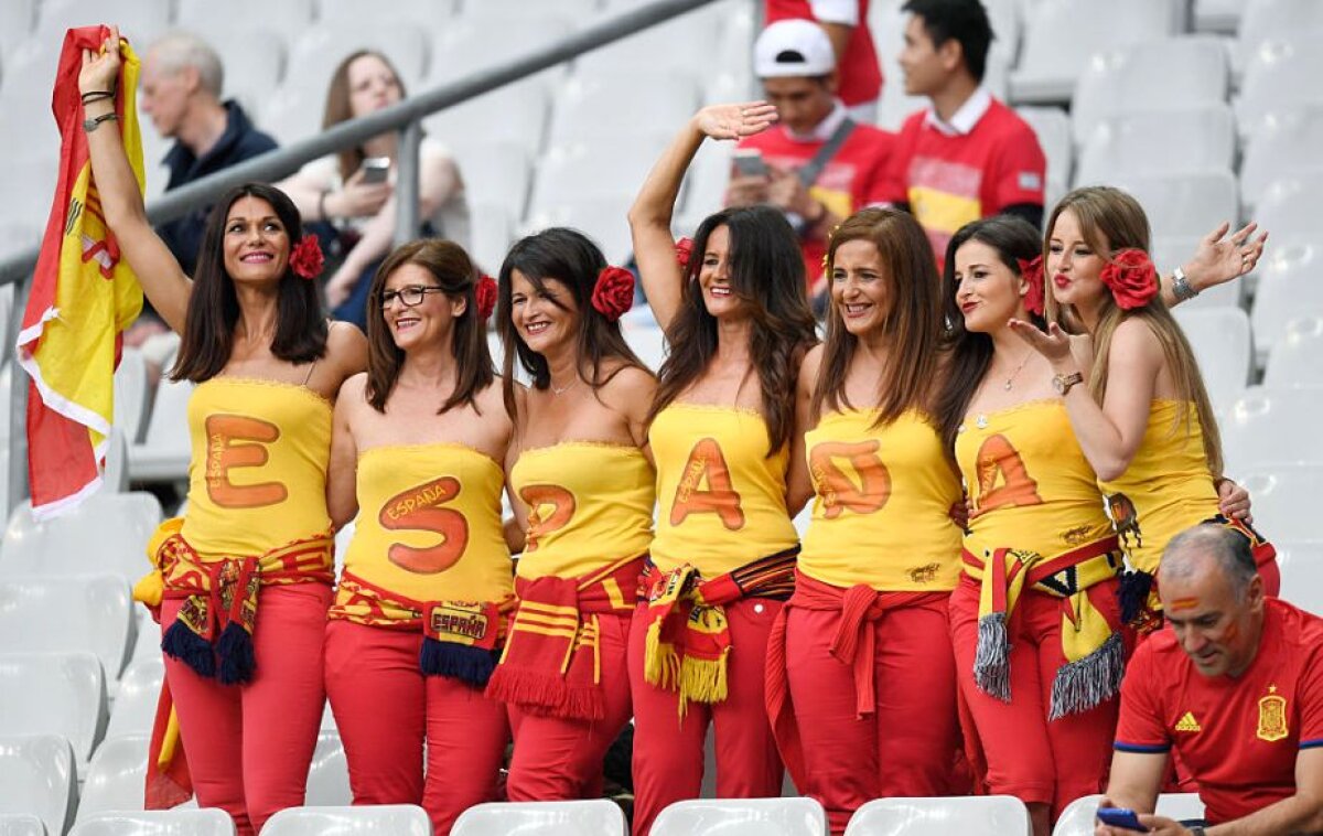 GALERIE FOTO Războiul fetelor frumoase la Italia - Spania » O fană iberică prinsă într-o ipostază WOW