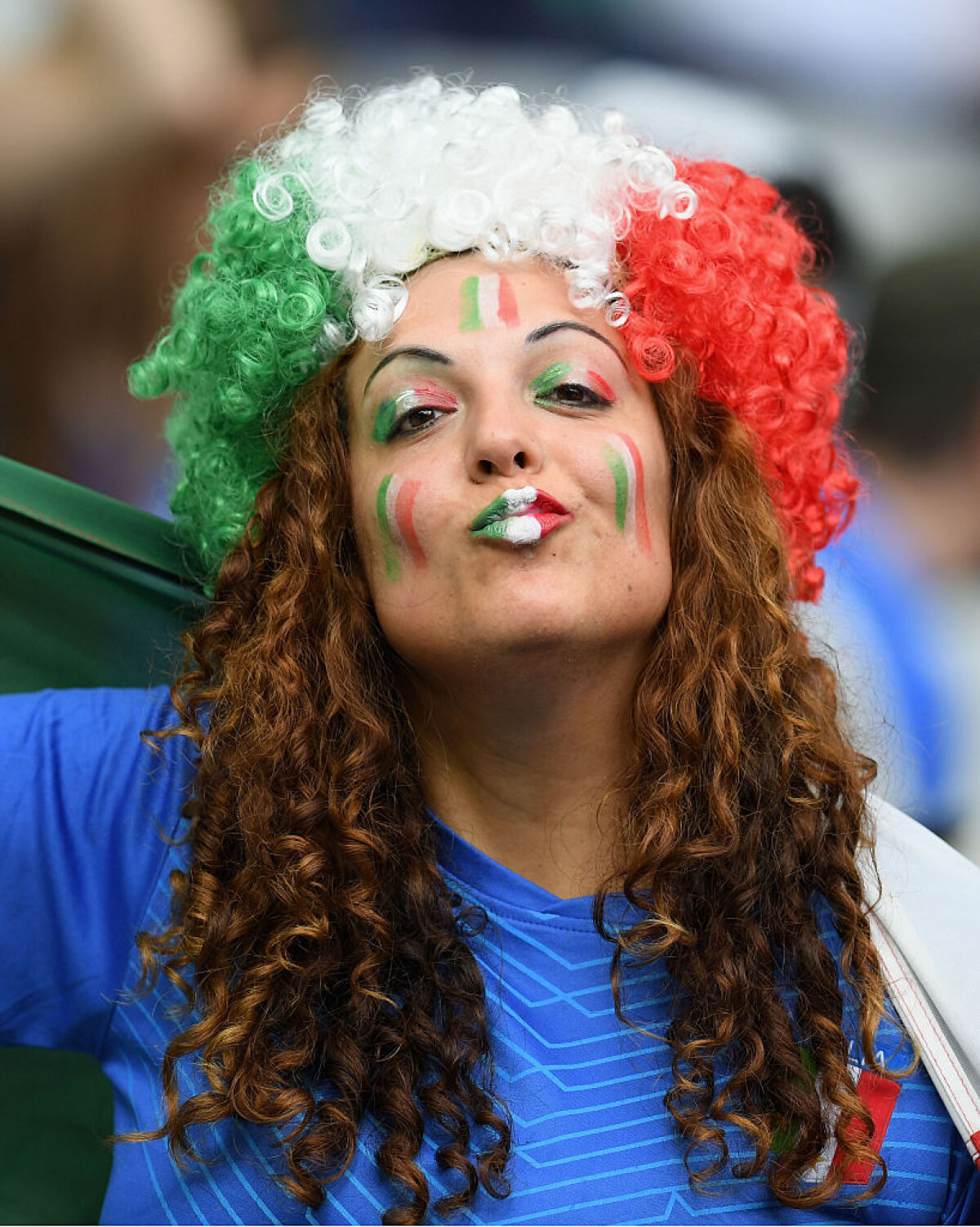 GALERIE FOTO Războiul fetelor frumoase la Italia - Spania » O fană iberică prinsă într-o ipostază WOW