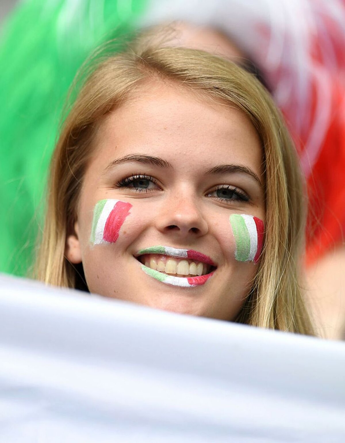 GALERIE FOTO Războiul fetelor frumoase la Italia - Spania » O fană iberică prinsă într-o ipostază WOW