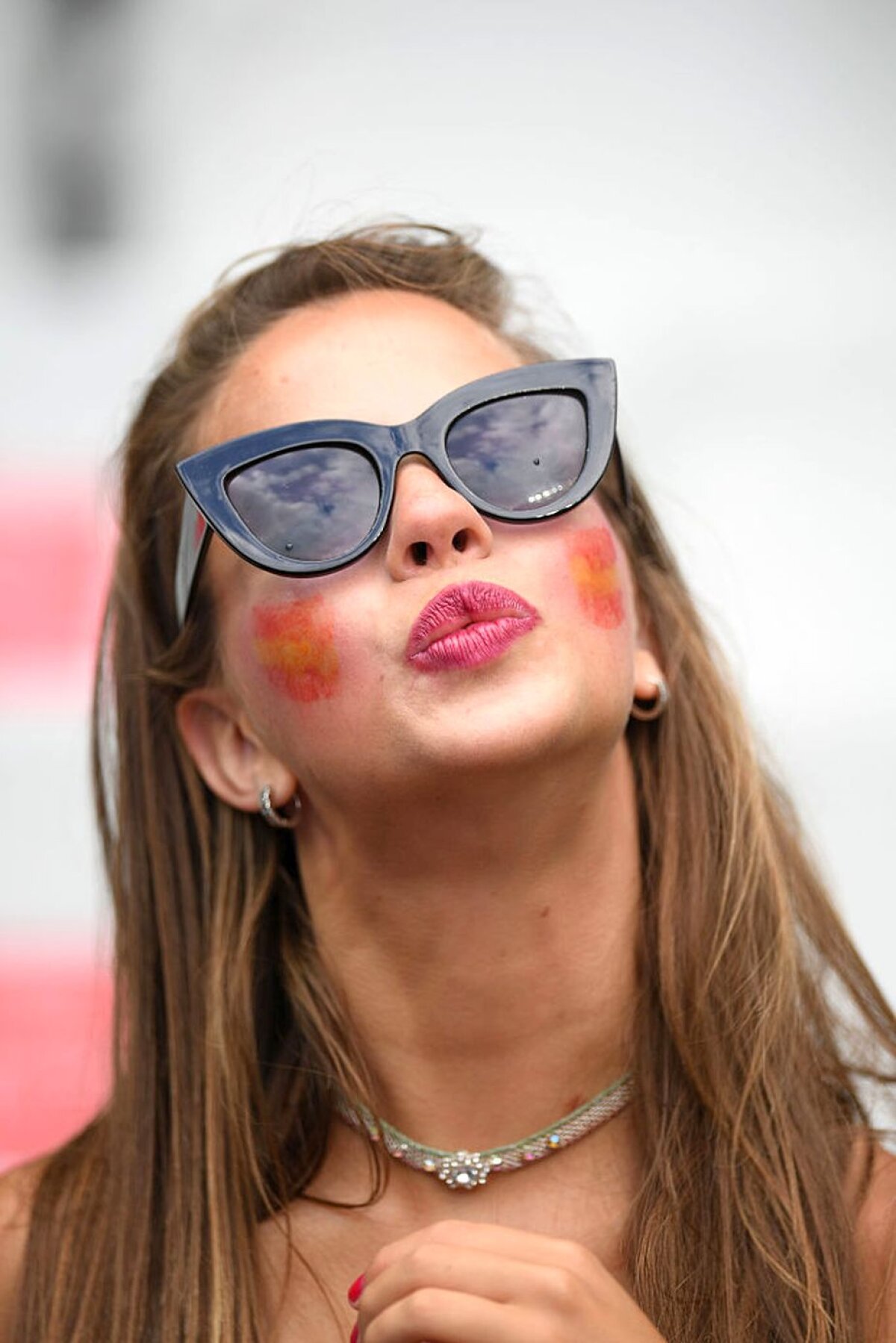 GALERIE FOTO Războiul fetelor frumoase la Italia - Spania » O fană iberică prinsă într-o ipostază WOW