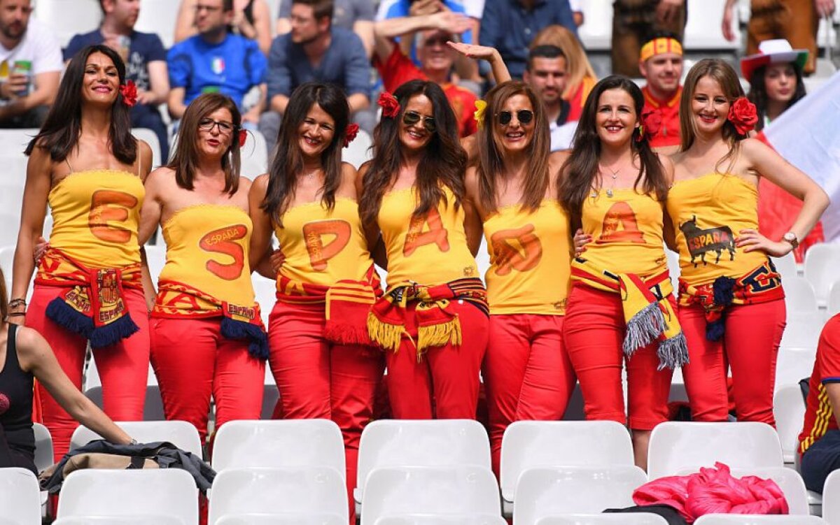 GALERIE FOTO Războiul fetelor frumoase la Italia - Spania » O fană iberică prinsă într-o ipostază WOW