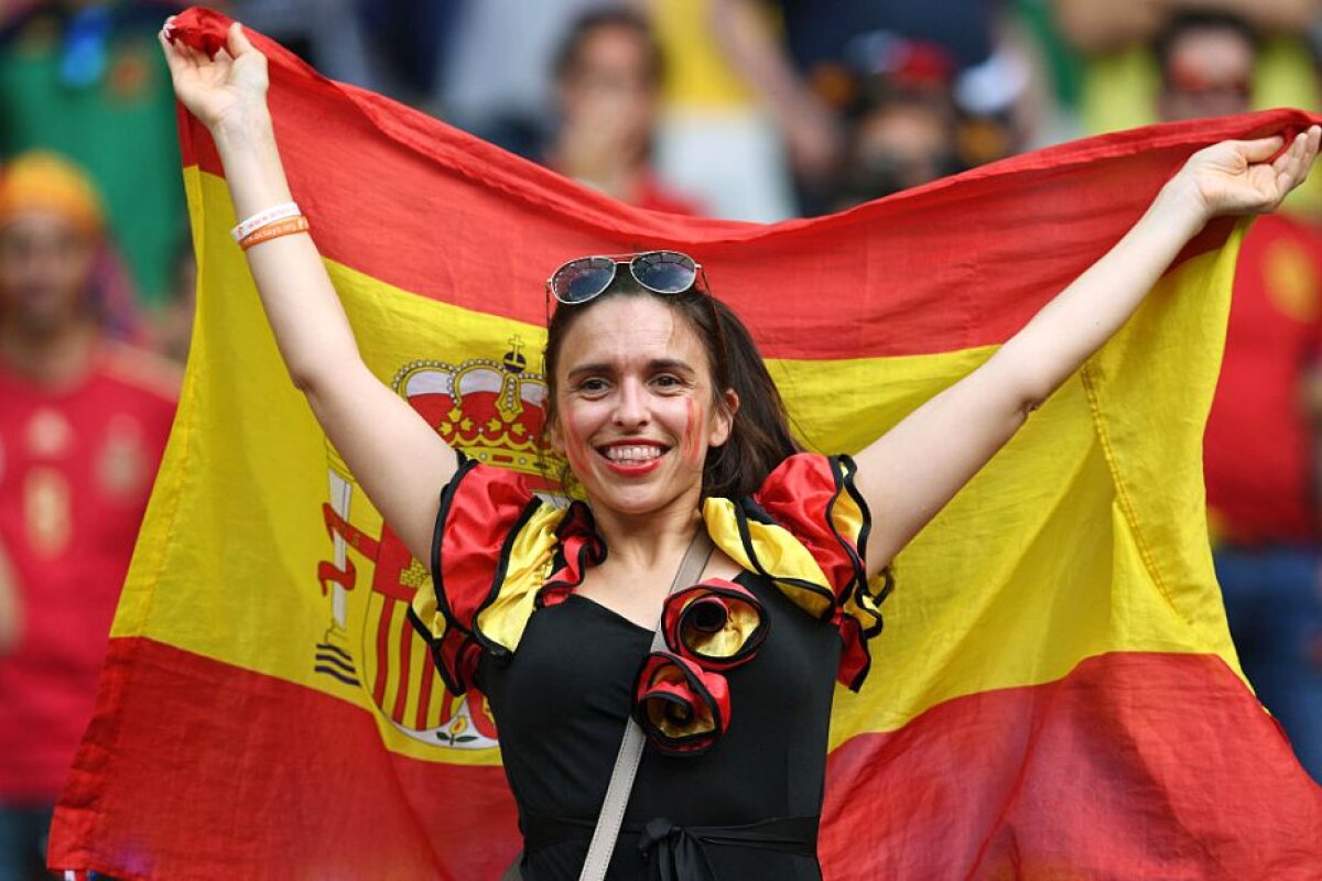 GALERIE FOTO Războiul fetelor frumoase la Italia - Spania » O fană iberică prinsă într-o ipostază WOW