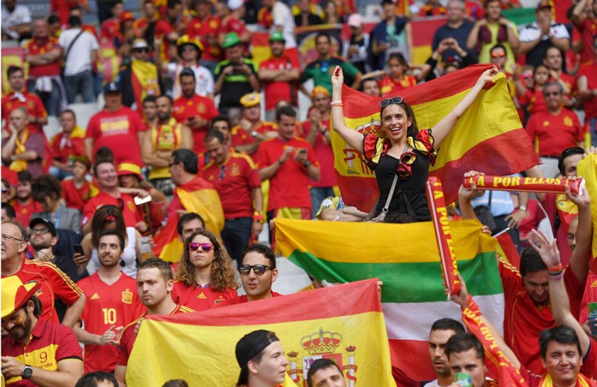 GALERIE FOTO Războiul fetelor frumoase la Italia - Spania » O fană iberică prinsă într-o ipostază WOW