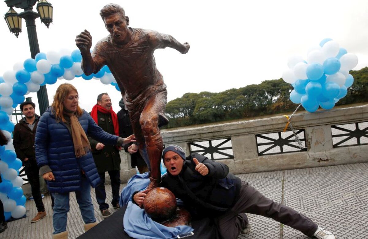 GALERIE FOTO I-au ridicat statuie în Buenos Aires » Argentinienii fac totul pentru a-l convinge pe Messi să nu se retragă de la națională