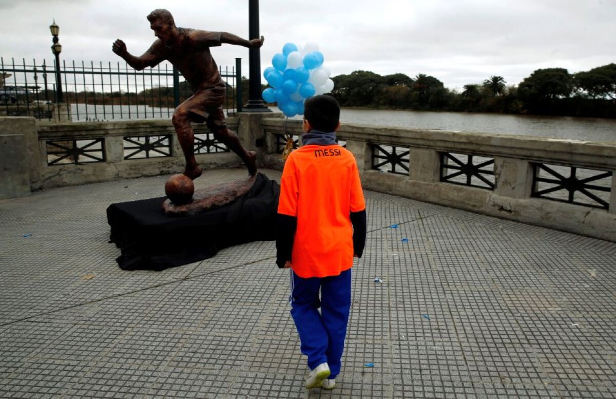 GALERIE FOTO I-au ridicat statuie în Buenos Aires » Argentinienii fac totul pentru a-l convinge pe Messi să nu se retragă de la națională