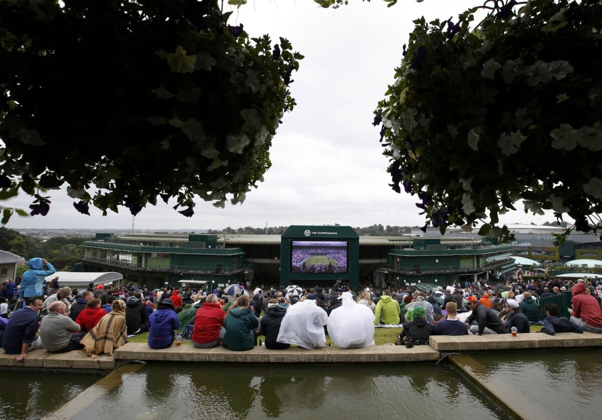 FOTO Înfrângere blitz » Sorana Cîrstea a părăsit tabloul de la Wimbledon după 52 de minute şi 0-6, 4-6 în faţa Petrei Kvitova