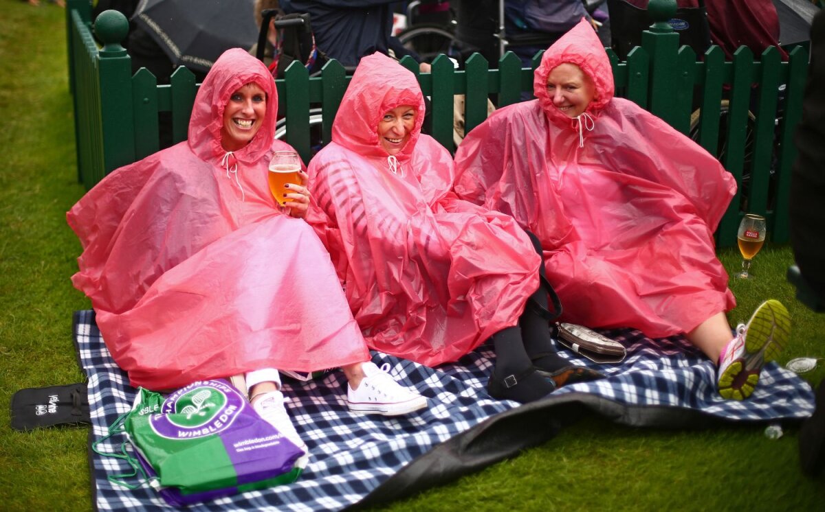 FOTO Înfrângere blitz » Sorana Cîrstea a părăsit tabloul de la Wimbledon după 52 de minute şi 0-6, 4-6 în faţa Petrei Kvitova