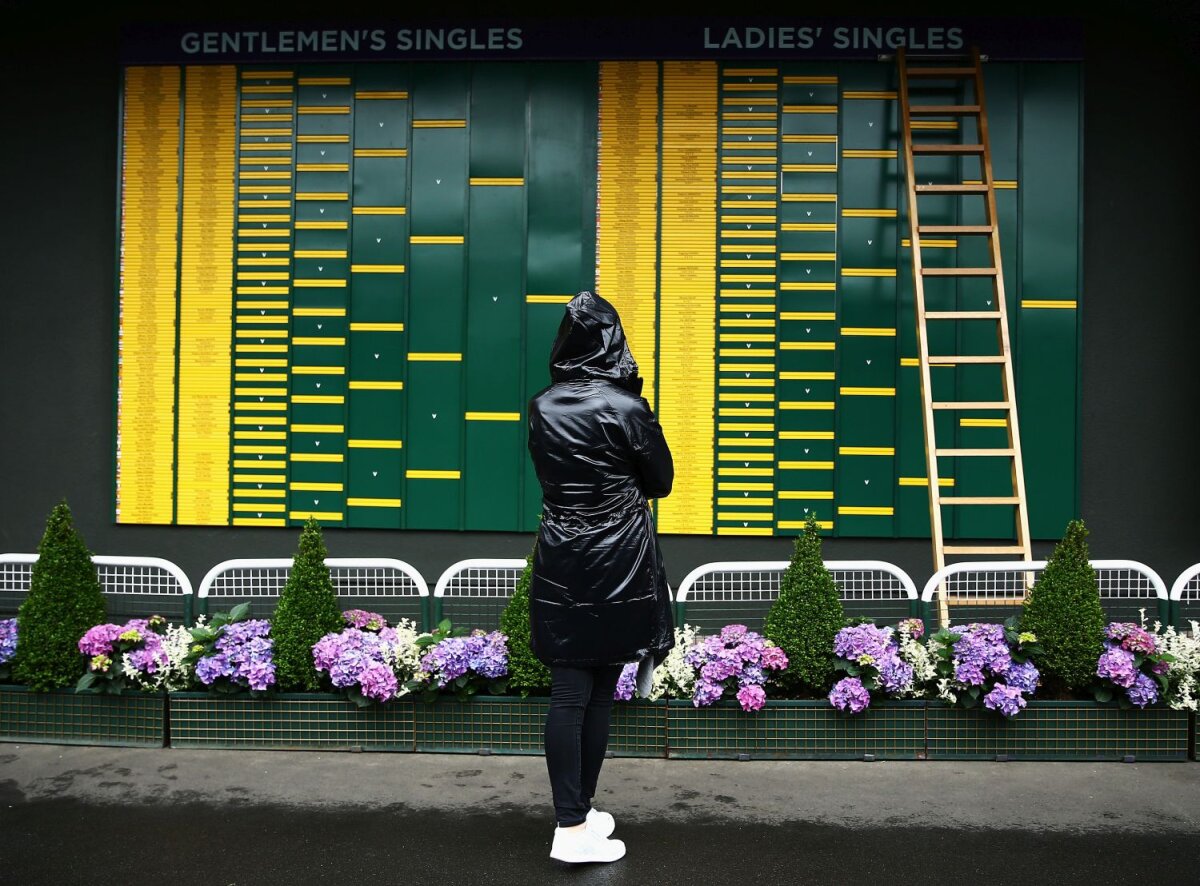 FOTO Înfrângere blitz » Sorana Cîrstea a părăsit tabloul de la Wimbledon după 52 de minute şi 0-6, 4-6 în faţa Petrei Kvitova