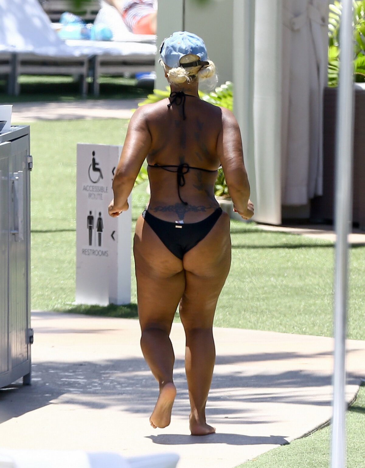 I se revarsă celulita, însă îmbracă cele mai minuscule costume de baie! Uite cum a oripilat o vedetă tv