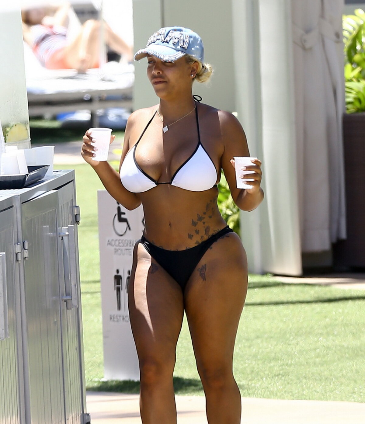 I se revarsă celulita, însă îmbracă cele mai minuscule costume de baie! Uite cum a oripilat o vedetă tv