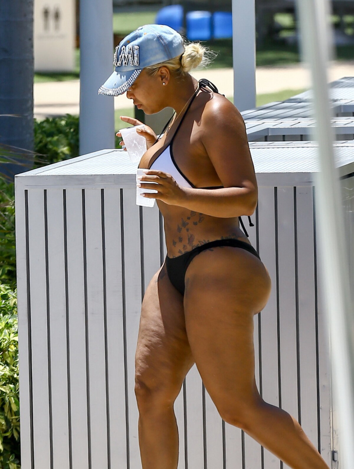 I se revarsă celulita, însă îmbracă cele mai minuscule costume de baie! Uite cum a oripilat o vedetă tv