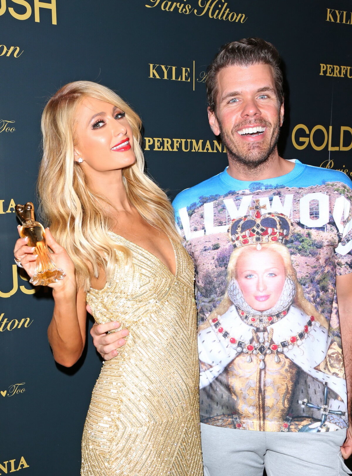 Paris Hilton, super-sexy într-o ţinută neaşteptat de cuminte