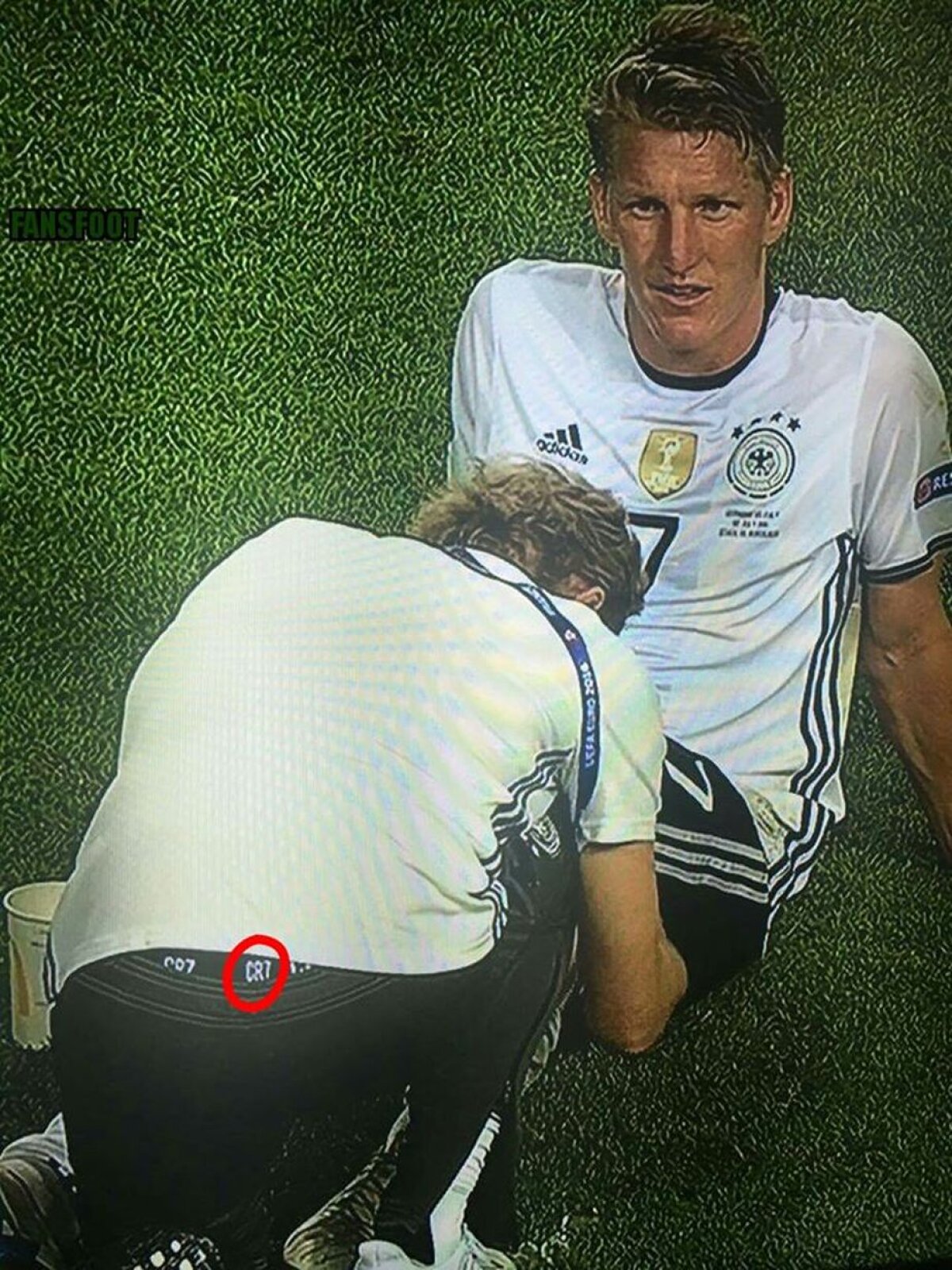 FOTO Medicul Germaniei a oferit imaginea serii! Cum a apărut înaintea penalty-urilor cu Italia :)
