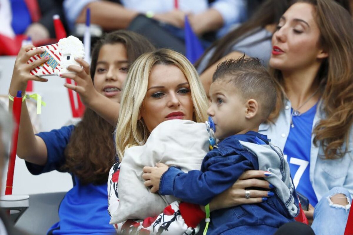 GALERIE FOTO Fetele frumoase au furat toate privirile înainte de Franța - Islanda » Soțiile fotbaliștilor au făcut din nou furori