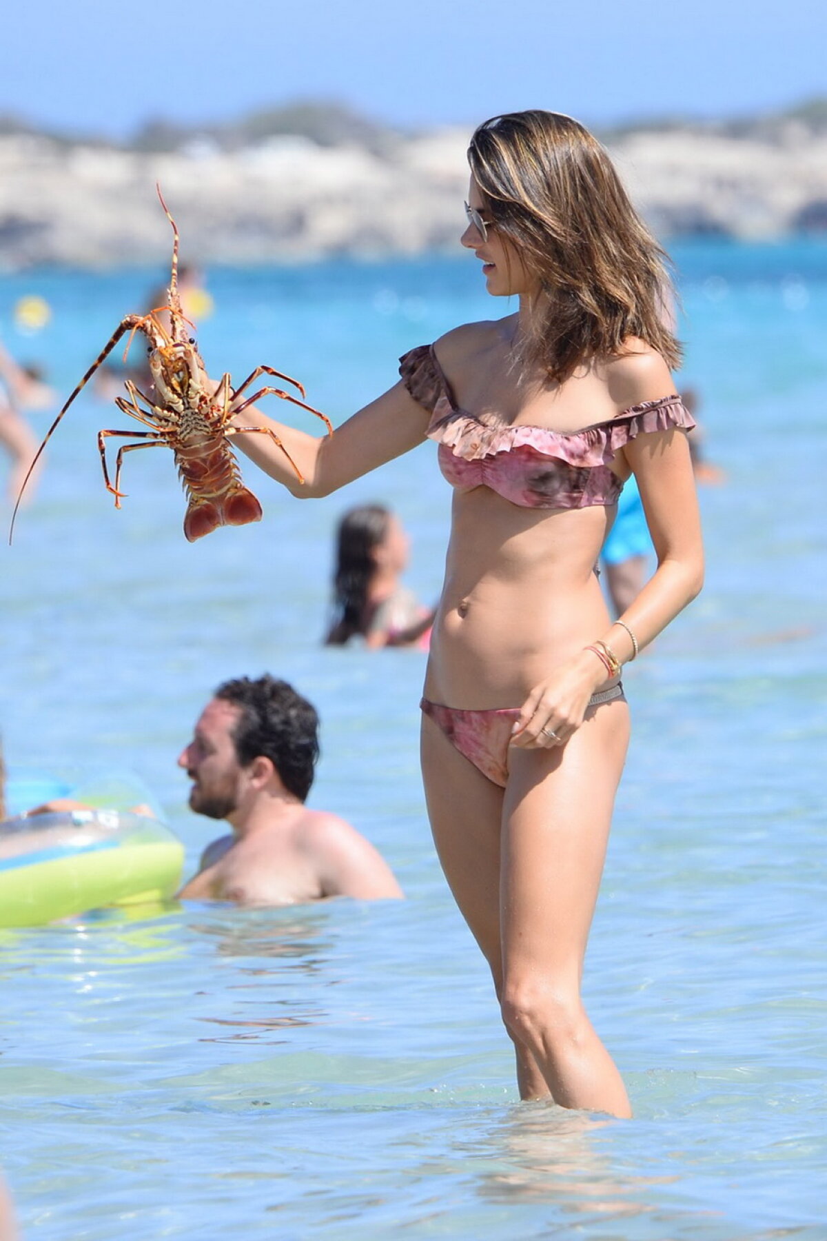 GALERIE FOTO » Alessandra Ambrosio este gata să înnebunească bărbații! A fost superbă la plajă
