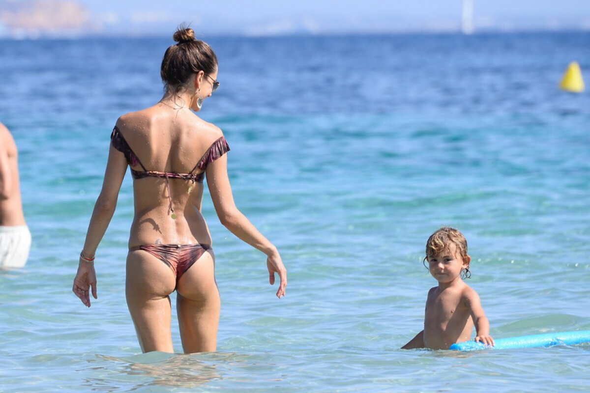 GALERIE FOTO » Alessandra Ambrosio este gata să înnebunească bărbații! A fost superbă la plajă