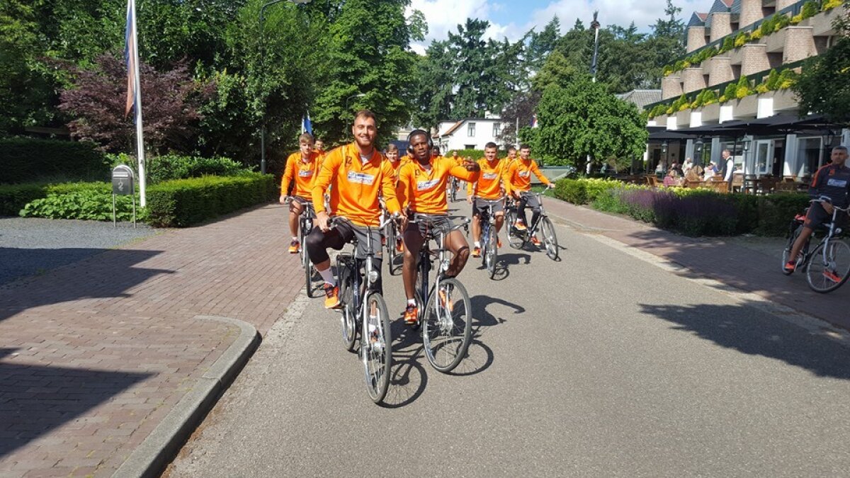 GALERIE FOTO Ziua I de cantonament în Olanda pentru steliști! Azi au mers la antrenament cu bicicletele
