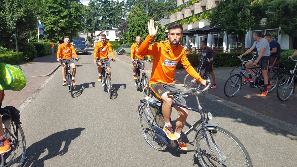 GALERIE FOTO Ziua I de cantonament în Olanda pentru steliști! Azi au mers la antrenament cu bicicletele