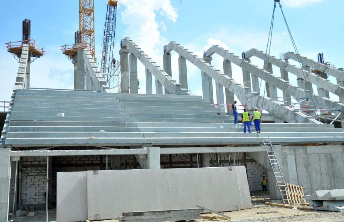 GALERIE FOTO Se muncește la foc automat la noua arenă a Craiovei! Se montează tribunele » Imagini cu noua bijuterie a Olteniei