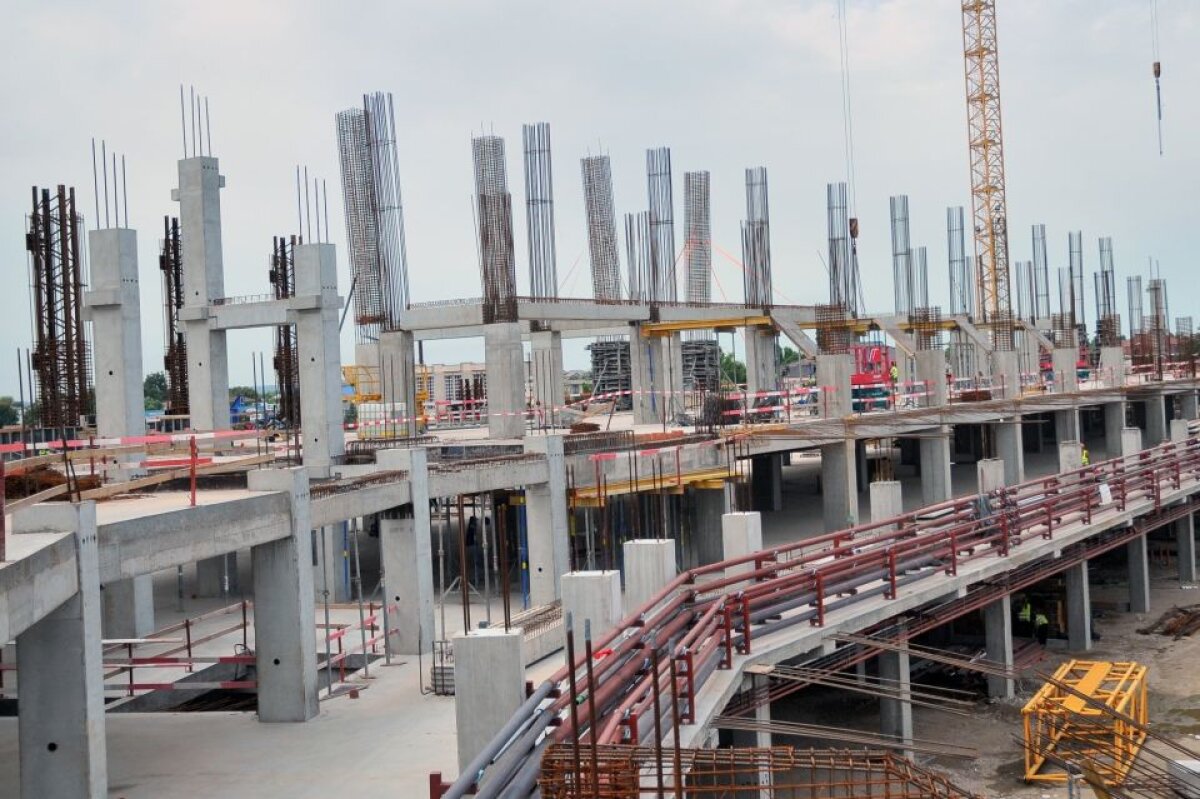 GALERIE FOTO Se muncește la foc automat la noua arenă a Craiovei! Se montează tribunele » Imagini cu noua bijuterie a Olteniei