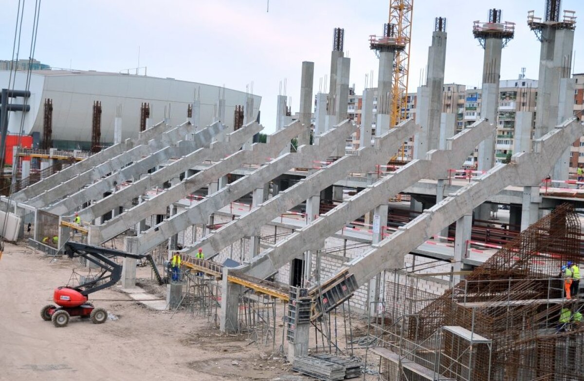 GALERIE FOTO Se muncește la foc automat la noua arenă a Craiovei! Se montează tribunele » Imagini cu noua bijuterie a Olteniei