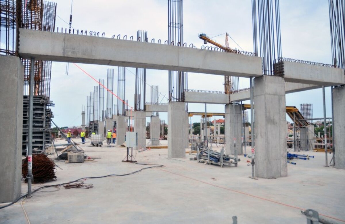 GALERIE FOTO Se muncește la foc automat la noua arenă a Craiovei! Se montează tribunele » Imagini cu noua bijuterie a Olteniei