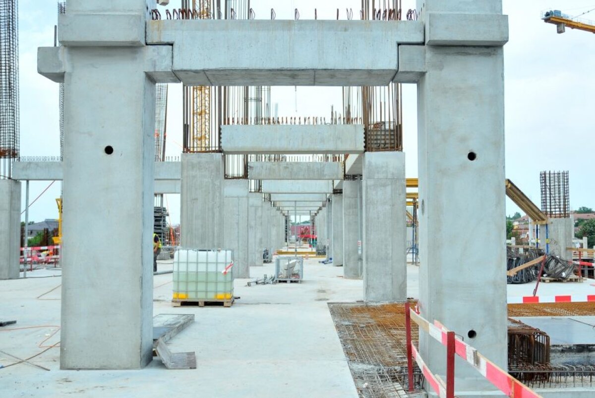 GALERIE FOTO Se muncește la foc automat la noua arenă a Craiovei! Se montează tribunele » Imagini cu noua bijuterie a Olteniei