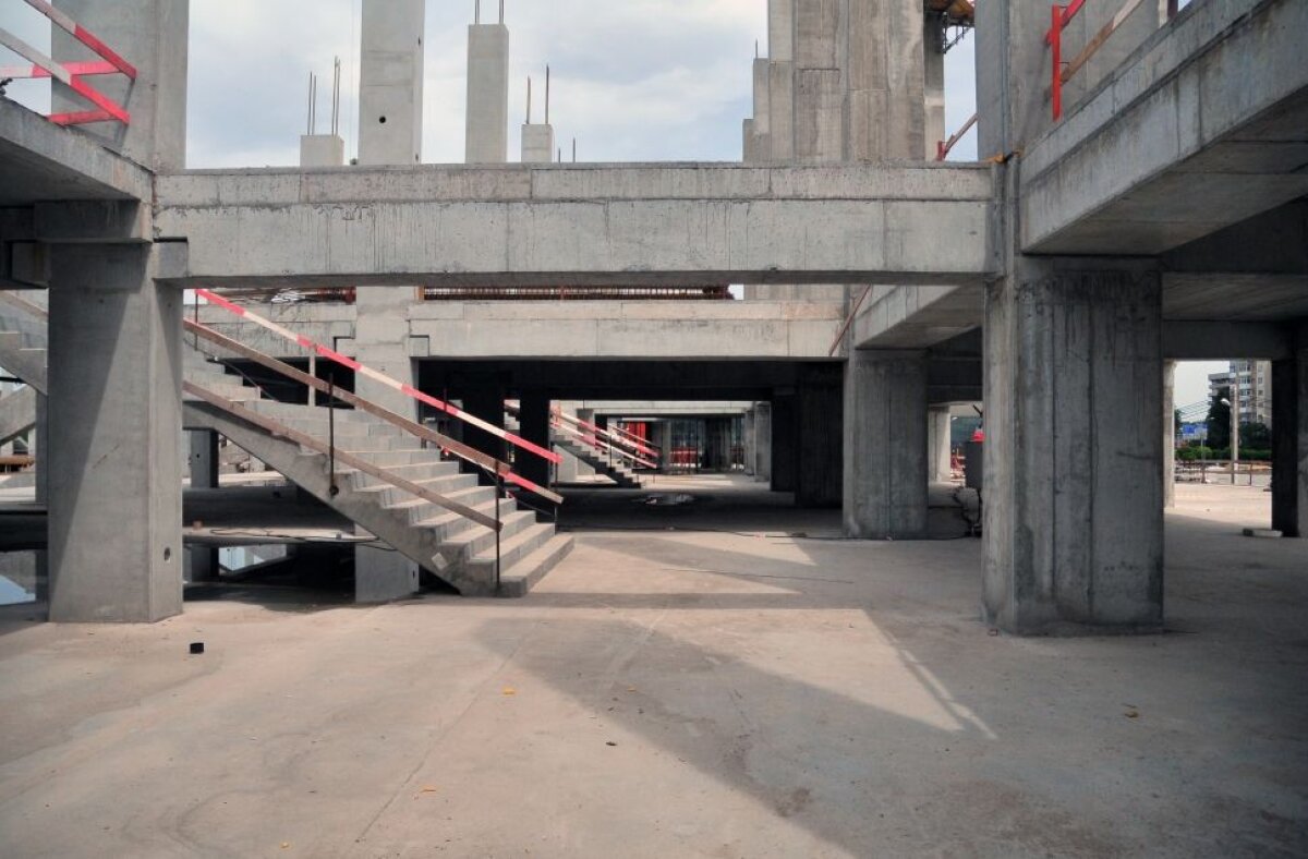 GALERIE FOTO Se muncește la foc automat la noua arenă a Craiovei! Se montează tribunele » Imagini cu noua bijuterie a Olteniei