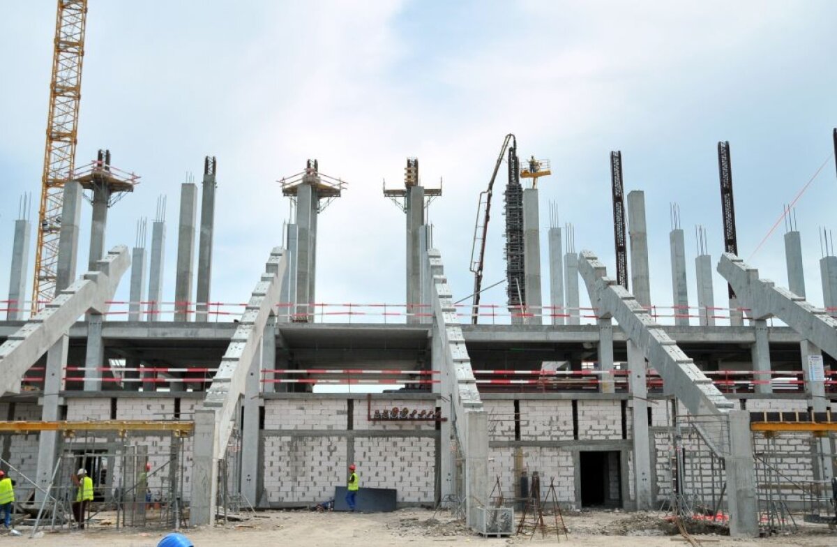 GALERIE FOTO Se muncește la foc automat la noua arenă a Craiovei! Se montează tribunele » Imagini cu noua bijuterie a Olteniei