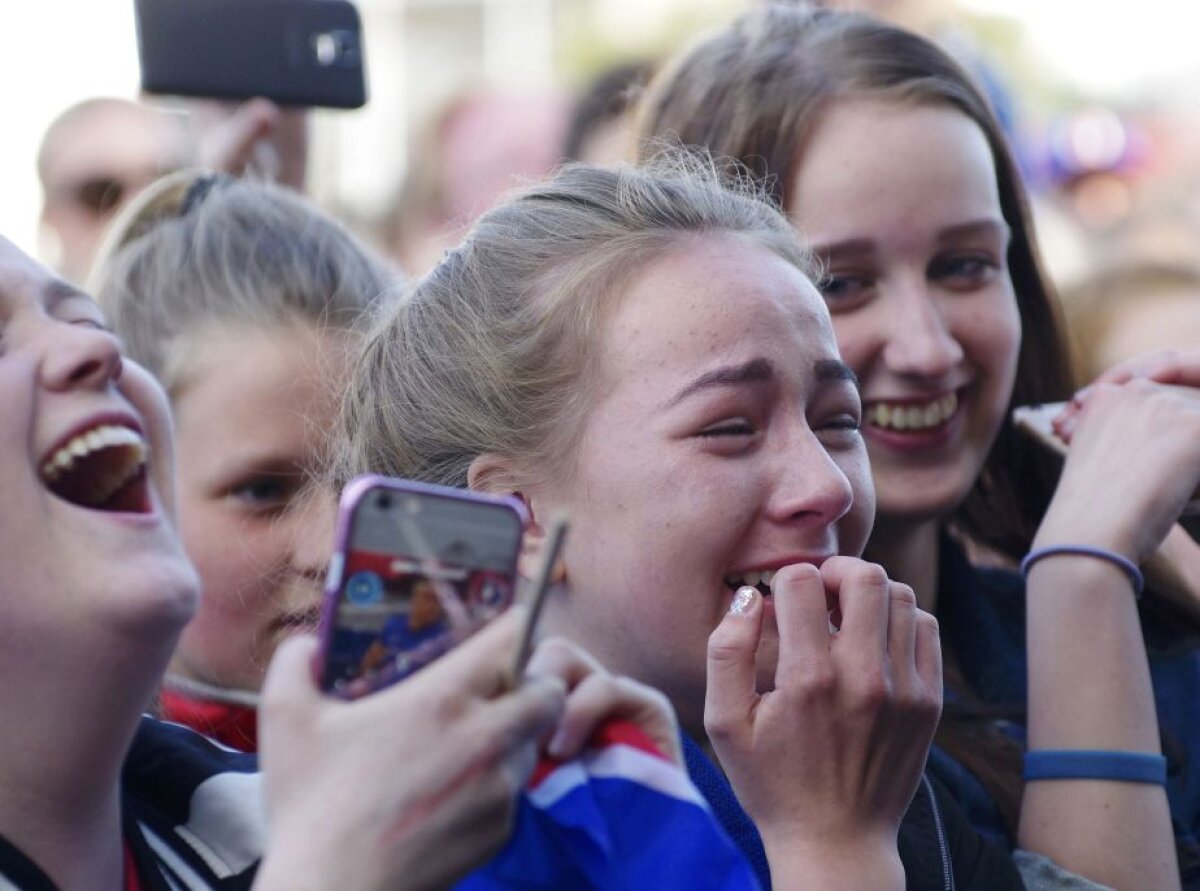 GALERIE FOTO + VIDEO Nebunie în Islanda la revenirea în țară a fotbaliștilor! AU IEȘIT TOȚI din casă pentru a-i aplauda