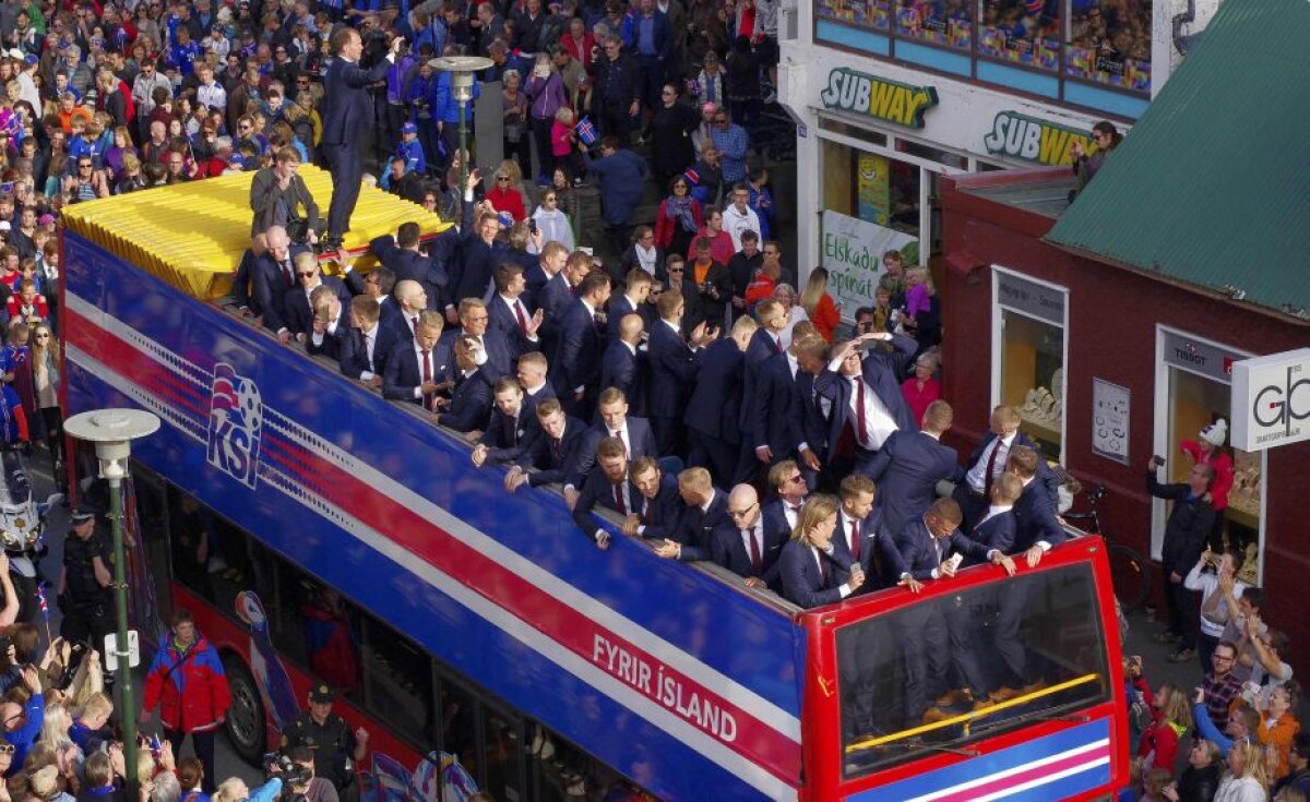 GALERIE FOTO + VIDEO Nebunie în Islanda la revenirea în țară a fotbaliștilor! AU IEȘIT TOȚI din casă pentru a-i aplauda
