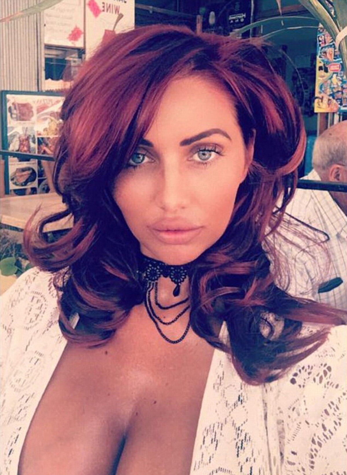 FOTO » Decolteul ei a făcut ravagii la o petrecere! Amy Childs pare o actriţă de filme pentru adulţi