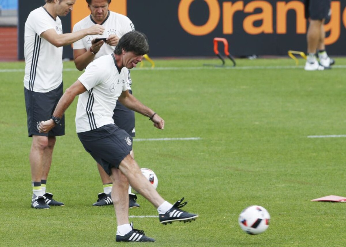 Talismanul lui Low » Selecţionerul nemţilor poartă la gât un lănţişor de argint şi o cruciuliţă personalizată