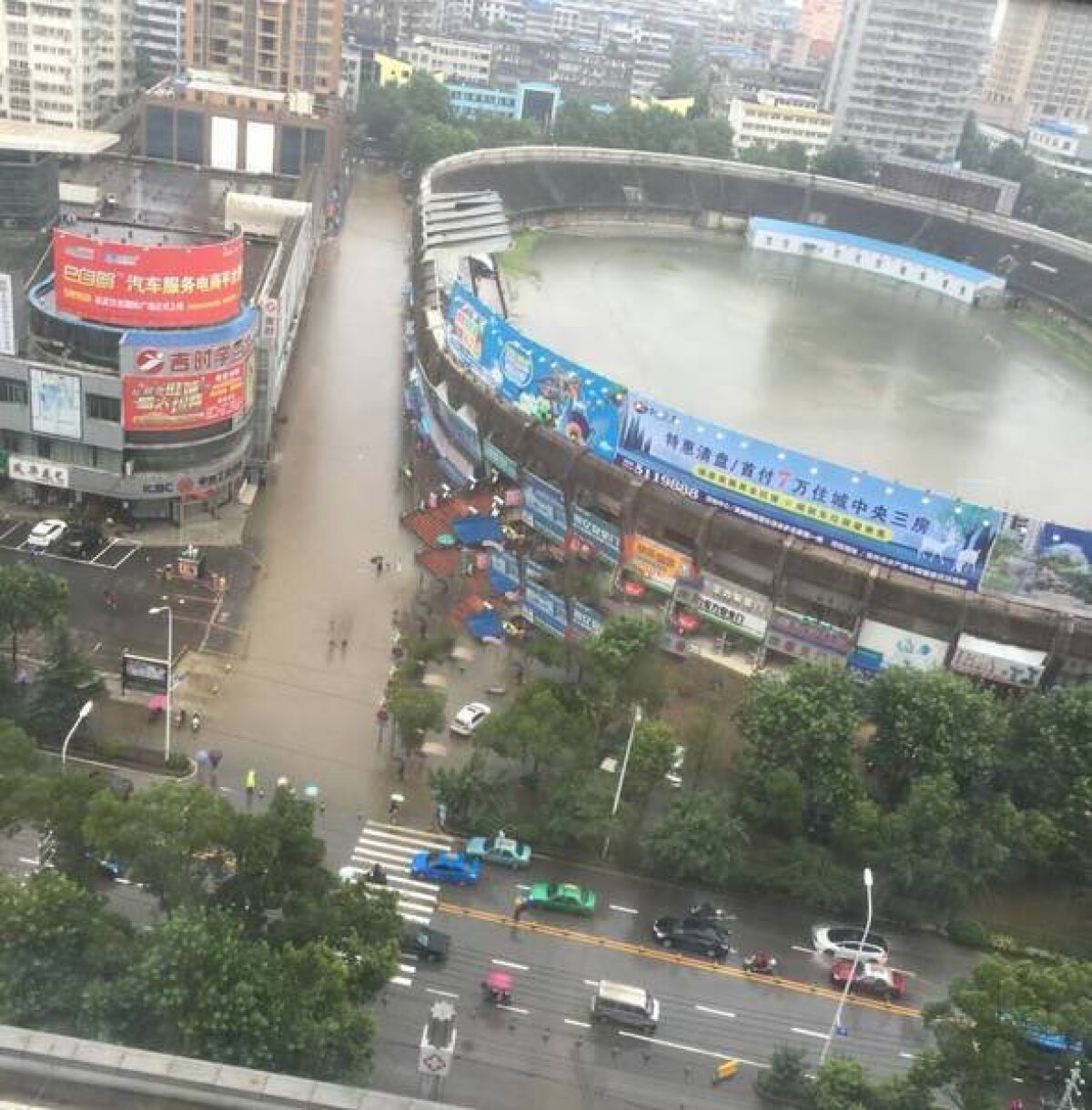 FOTO Cea mai mare cadă din lume? Imagine fabuloasă din China: cum arată un stadion după ploi neîntrerupte!