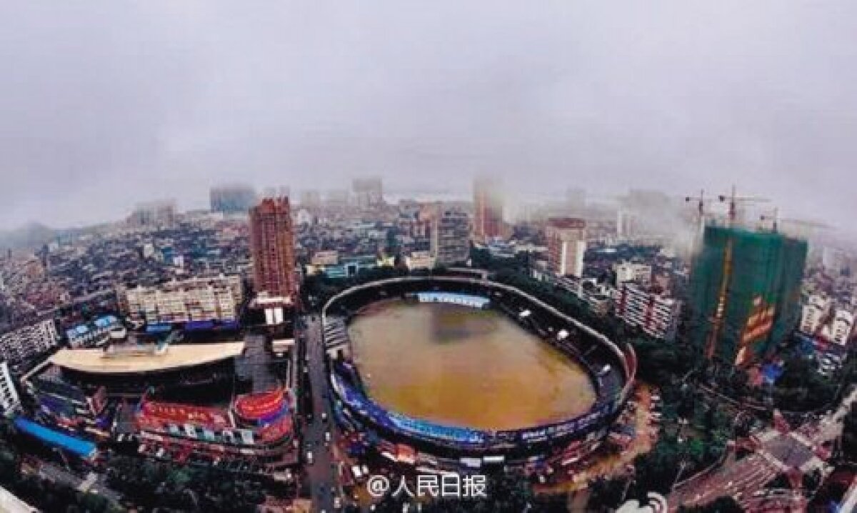 FOTO Cea mai mare cadă din lume? Imagine fabuloasă din China: cum arată un stadion după ploi neîntrerupte!