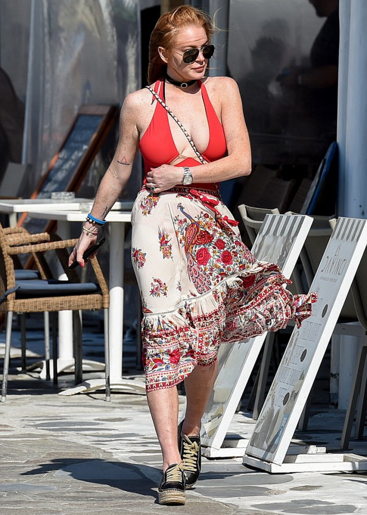 Lindsay Lohan, super sexy pe străzile din Grecia