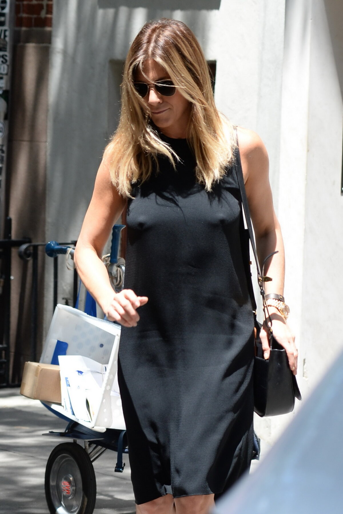 GALERIE FOTO » Jennifer Aniston, fără sutien pe stradă! Sânii au "trădat-o"