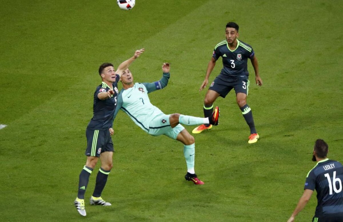 FOTO + VIDEO Portugalia este prima finalistă de la EURO! » Ronaldo și colegii lui au trecut de Țara Galilor, scor 2-0